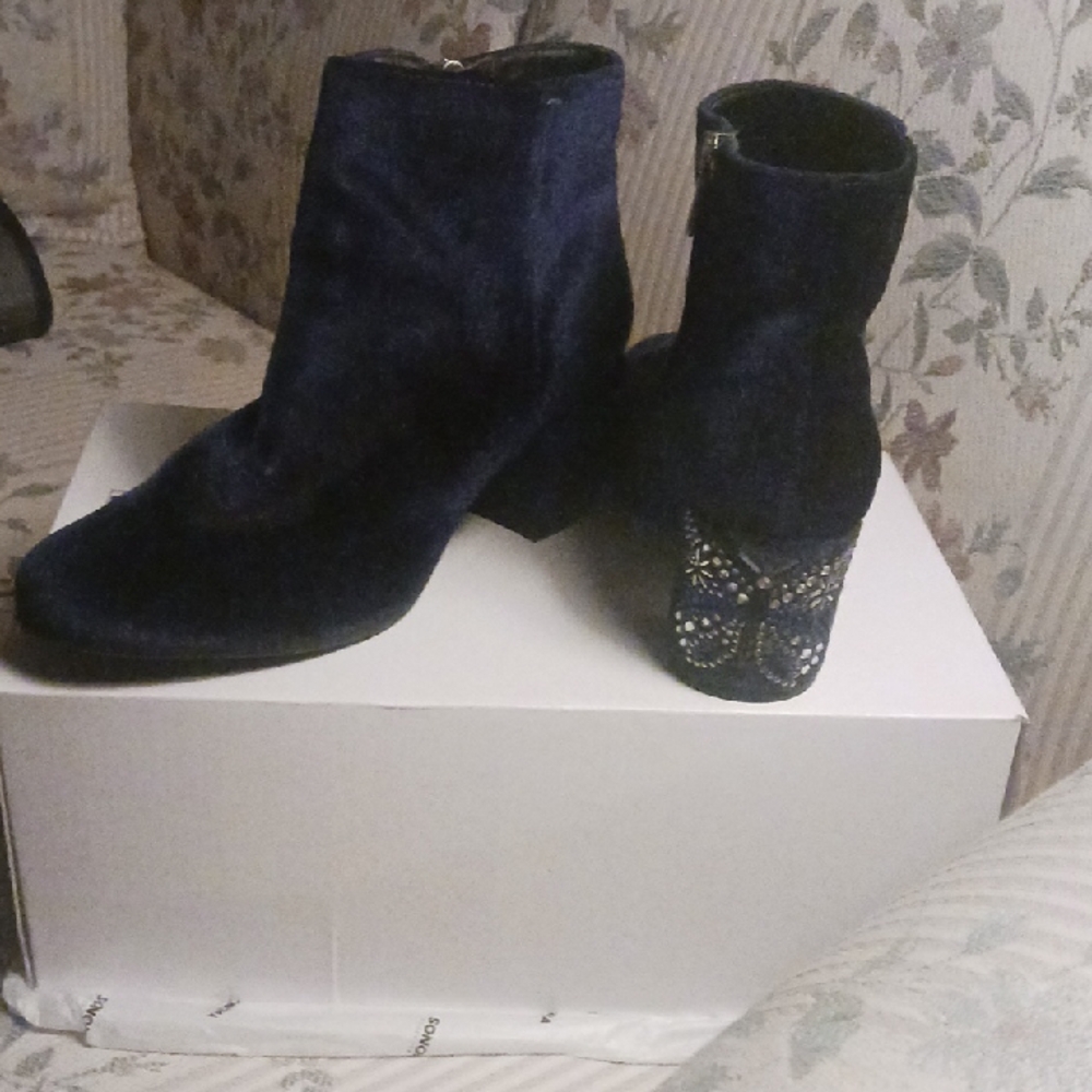 Elegant Midnight Blue Ankle Boots with Decorative Heels